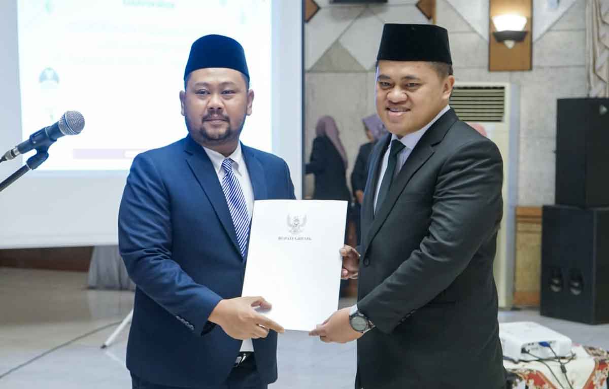 Bupati Gresik, Fandi Akhmad Yani (kanan), bersama dr Riyan saat menunjukkan pakta integritas usai pelantikan. Foto: Ist