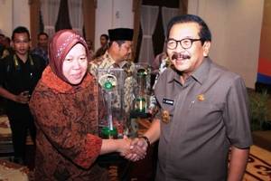 Gubernur Soekarwo bersama Walikota Surabaya Tri Rismaharini usai penyerahan penghargaan K3 di Gedung Grahadi, kemarin. foto: nisa/BANGSAONLINE