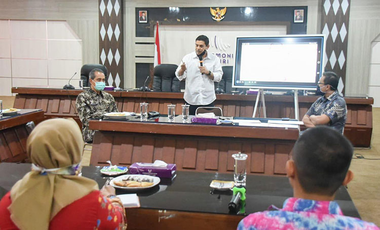 Wali Kota Kediri, Abdullah Abu Bakar (berdiri).