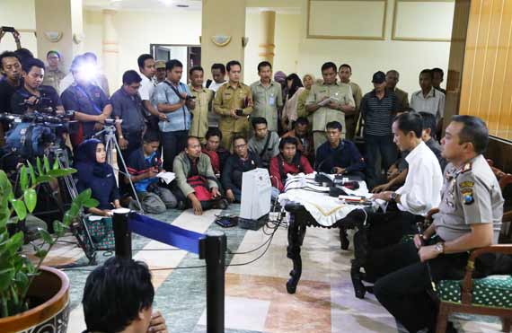 Komnas HAM bersama Bupati, Kapolres, Ketua DPRD Lumajang saat  press rilis di Pemkab setempat. foto: imron/BANGSAONLINE