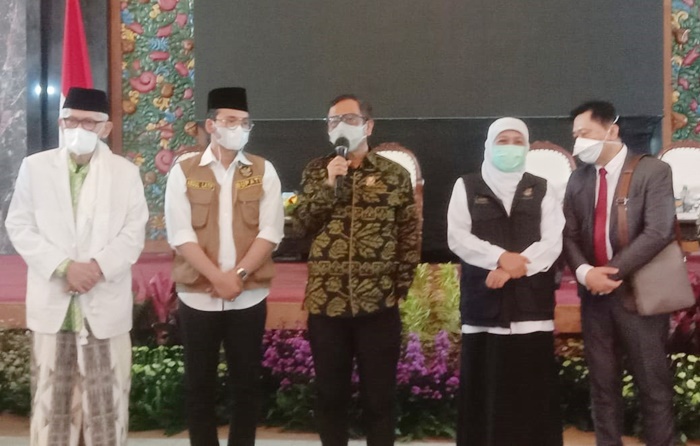 Menkopolhumam Mahfud MD didampingi Gubernur Khofifah serta Bupati Bangkalan Ra Latif.