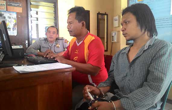 TELER: Tersangka (kanan) saat diamankan di Mapolsek Papar Kabupaten Kediri. foto: dendi martoni/BANGSAONLINE