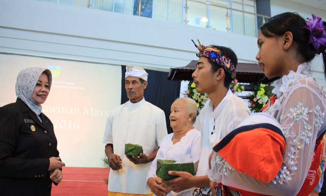 Bupati Kediri Haryanti Sutrisno saat mengobrol dengan salah satu pengantin dalam nikah massa di convention hall SLG Kediri. foto: hms