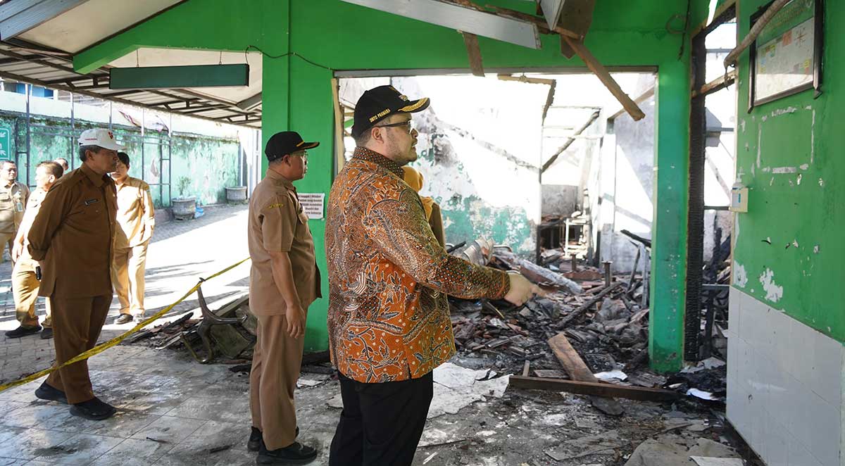 Bupati Kediri ketika meninjau kondisi bangunan Puskesmas Tiron yang terbakar.