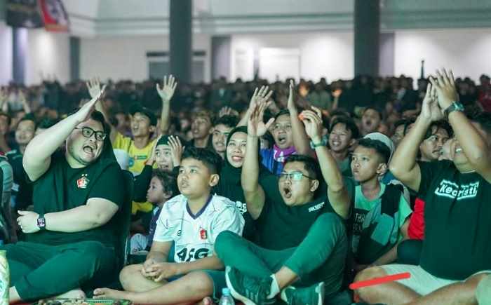 
Bupati Kediri Hanindhito Himawan Pramana saat ikut nobar bersama Persikama di Convention Hall SLG, Jumat malam (21/7/2023).