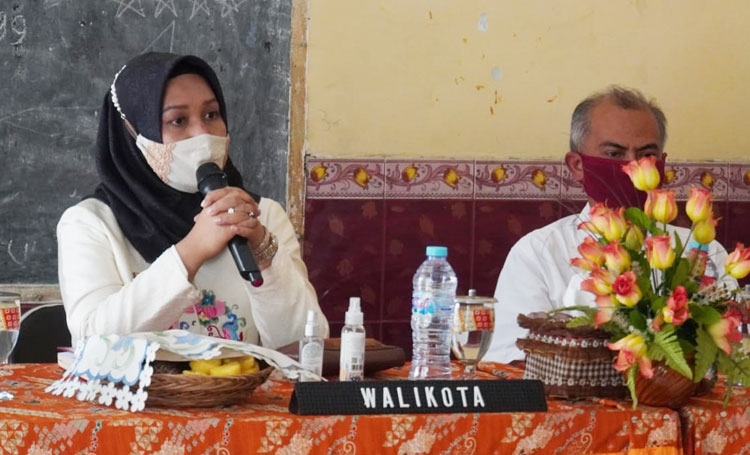 Wali Kota Mojokerto Ika Puspitasari saat memberikan penjelasan kepada warganya terkait BST yang diblokir.