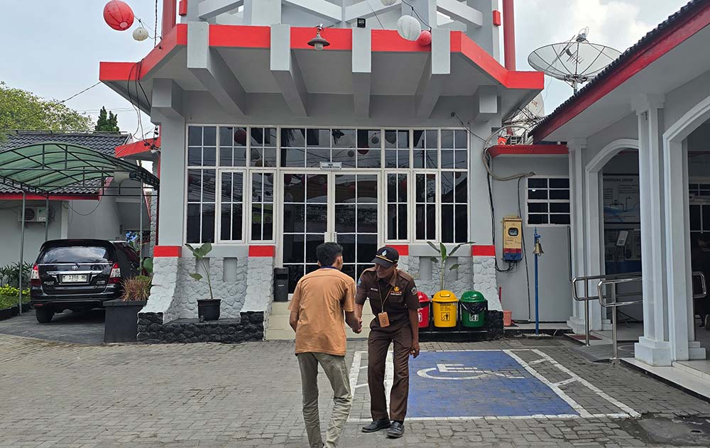 Satpam PUDAM Sumber Sejahtera Kabupaten Bangkalan saat menyambut tamu di depan pintu masuk kantor, Kamis (14/4/2025).