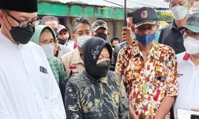 Mensos Risma didampingi oleh Wabup Gus Firjaun mengunjungi kakak beradik yang menderita mikrosefalus di Jember, Minggu (28/11) kemarin.