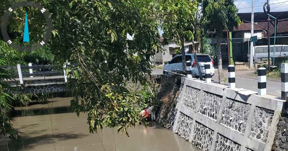 Pengerjaan dinding penahan Jalan Sidoutomo-Jatirejoyoso.