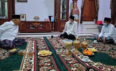 Prof Dr KH Asep Safiddun Chalim saat menerima Wakil Gubernur Jawa Timur Emil Elestianto Dardak di kediamannya di Pondok Pesantren Amanatul Ummah Pacet Mojokerto Rabu (11/5/2021) malam. Foto: mma/bangsaonline.com.