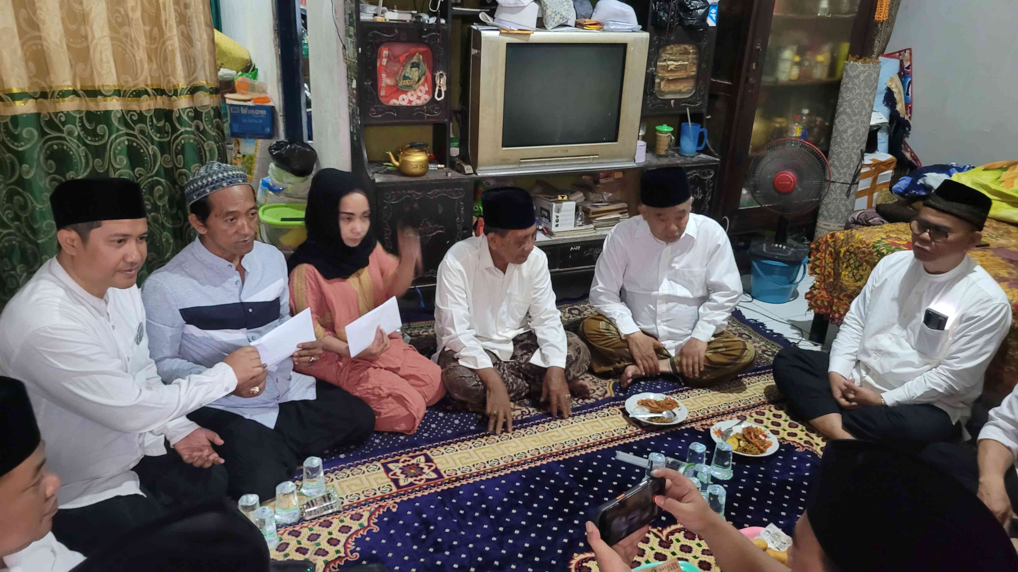 Prof Dr KH Asep Saifuddin Chalim, MA dan rombongan saat takziyah di rumah Ahmad Albi Fahri dan Ahmad Muzakki di Hang Tuah 7/20 RT 7/ RW 9, Semampir, Surabaya. Ahmad Albi Fahri dan Ahmad Muzakki dua santri Al Khoziny yang menjadi korban meninggal dalam musibah ambruknya mushalla Al Khoziny Buduran Sidoarjo. Foto: bangsaonline