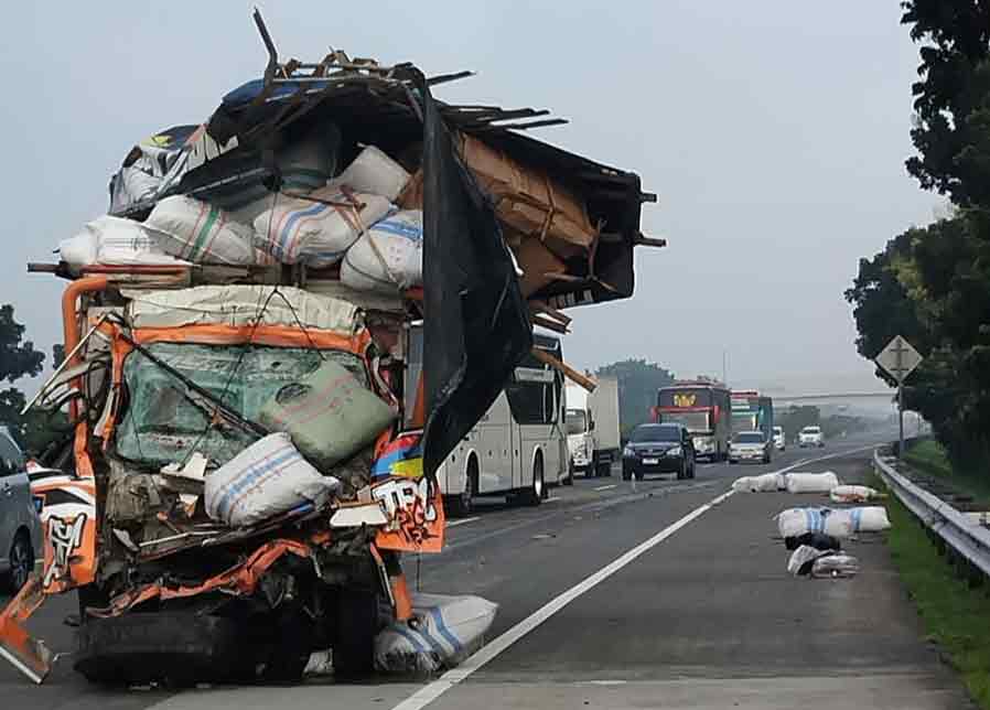 Kondisi truk ekspedisi ringsek usai hantam dump truk di Tol Jomo. (Ist)
