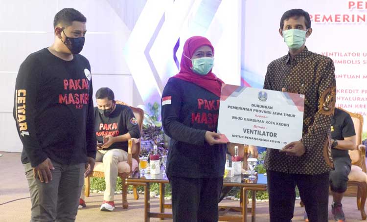 Gubernur Jawa Timur Hj. Khofifah Indar Parawansa saat menyerahkan bantuan ventilator secara simbolis didampingi Wali Kota Kediri, Abdullah Abu Bakar (kiri).