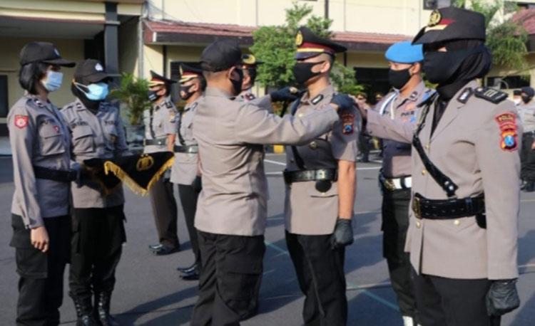 Kapolres Kediri Kota, AKBP Miko Indrayana saat melepas tanda pangkat AKP I Gusti Ananta yang selanjutnya disematkan kepada AKP Verawaty Thaib. (foto: ist).