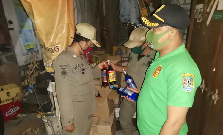 Warung Miras di Tuban Dirazia Petugas, Ratusan Botol Diamankan