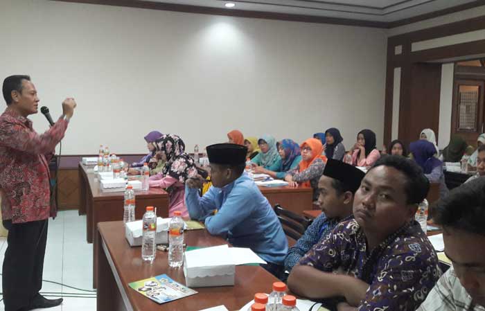 Dewan Penasehat Baznas Gresik Muslih saat memberikan paparan. foto: SYUHUD/ BANGSAONLINE