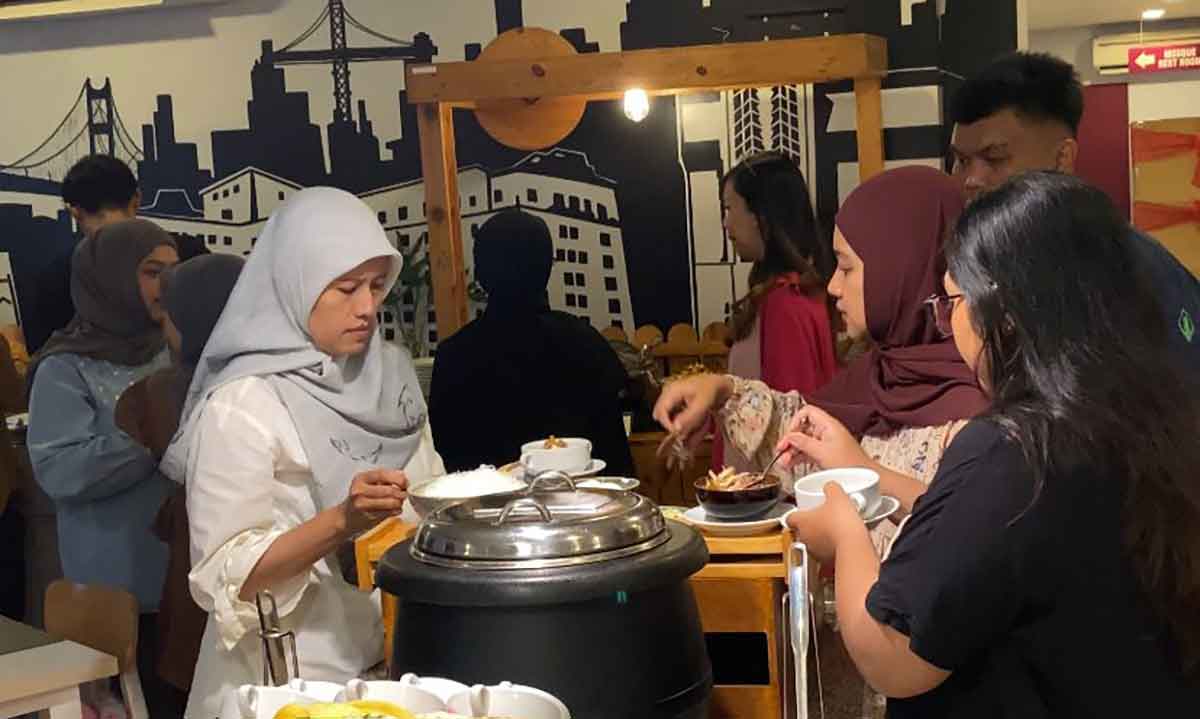 Suasana berbuka puasa di Favehotel Malang.