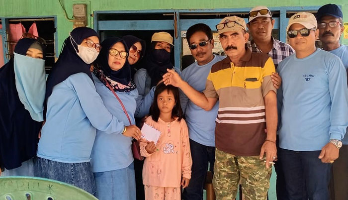 Komunitas Dayang Pamekasan saat memberi santunan kepada anak yatim.