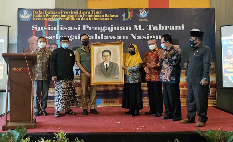 Acara sosialisasi pengajuan dukungan M. Tabrani sebagai Pahlawan Nasional di Hotel Front One, Jalan Jokotole Pamekasan. 