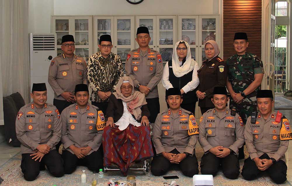 Kapolda Jawa Timur Irjen Pol. Imam Sugianto bersama Pj. Gubernur Jatim Adhy Karyono saat silahturahmi ke Pengasuh Ponpes Al-Falah. Foto: Ist. 