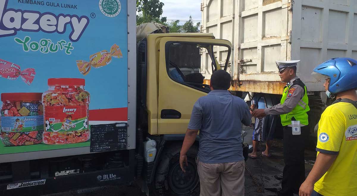Petugas saat mengevakuasi 2 kendaraan yang terlibat kecelakaan di Bypass Balongbendo, Sidoarjo.