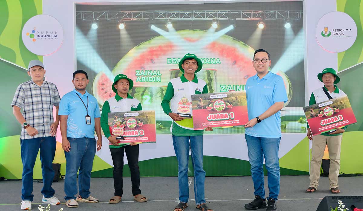 Direktur Keuangan dan Umum Petrokimia Gresik, Adityo Wibowo (dua dari kanan), ketika menyerahkan hadiah kepada pemenang lomba. Foto: Ist
