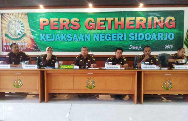 Kajari Undang Mughopal SH. M.Hum (no 3 dari kiri) saat melakukan press gathering didampingi Kasi Intel, Kasi Pidsus, Kasi Pidum, Kasi Datun dan Kasubagbin. (nanang ichwan/BANGSAONLINE)