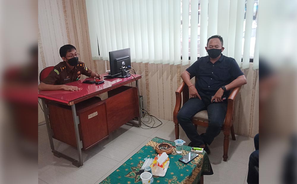 Kasi Intel Kejari Kota Pasuruan, Wahyu Susanto (kiri) saat menerima kunjungan sejumlah aktivis LSM.