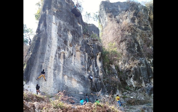 Para Pemanjat Tebing sedang menjajal jalur pemanjatan yang dimiliki oleh Tebing Cok Gunung. 