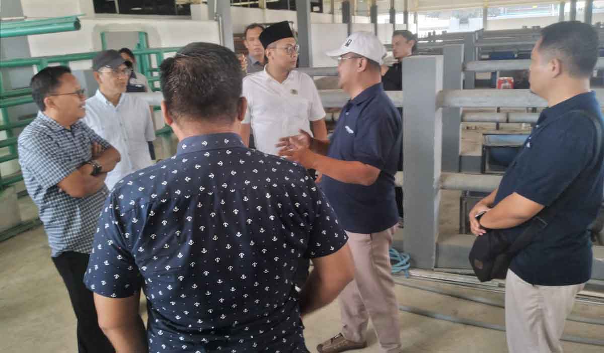 Komisi B DPRD Surabaya saat meninjau pembangunan RPH Tambak Osowilangun.