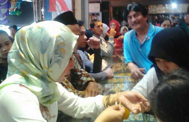 Pengunjung toko emas membludak.