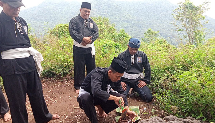 Pengurus PSHT Cabang Kota Kediri saat mengambil tanah di puncak Gunung Maskumambang, sebelah timur Gunung Klotok. Foto: Ist