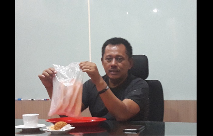 Kepala Diskanla Jatim, Heru Tjahjono menunjukkan produk ikan Patin yang sudah dikemas dalam bentul fillet. Foto : DIDI ROSADI/BANGSAONLINE