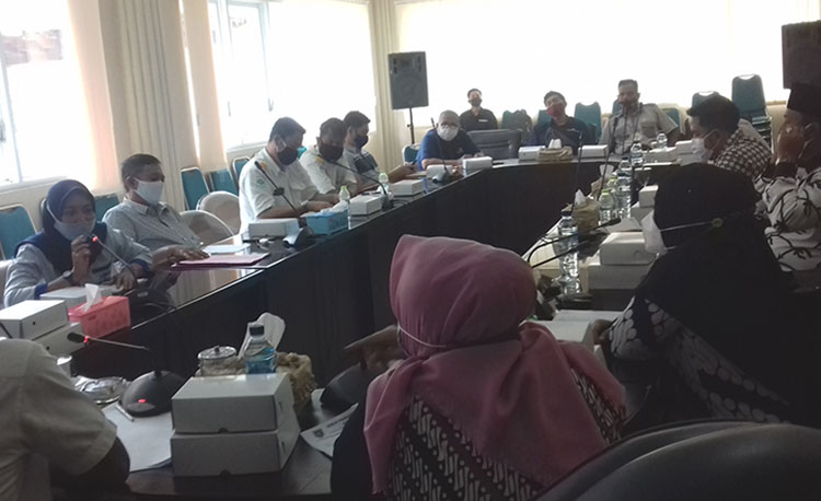 Komisi III DPRD Kota Probolinggo saat menggelar RDP dengan sejumlah perusahaan dan vendor. (foto: ist)