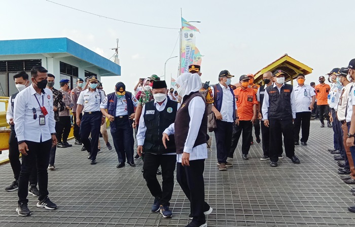 Gubernur Jawa Timur Khofifah Indar Parawansa meninjau arus mudik Lebaran di Pelabuhan Jangkar Situbondo, Rabu (27/4/2022).