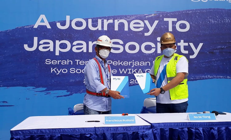 Project Manager WIKA Gedung Gito Susanggoro (kiri) dan Manager Legalisir Tanrise Property Go Ie Tiong saat handover Kyo Society. (foto: ist)