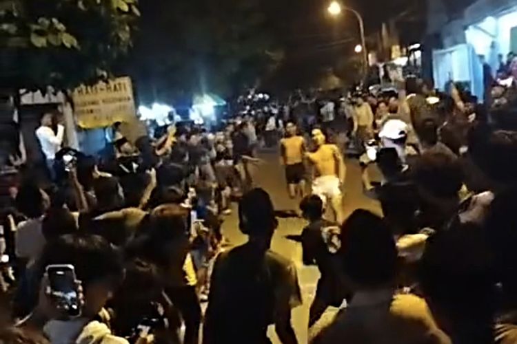 Tangkapan layar video viral aksi balap lari yang dilakukan sekelompok remaja di Tanjung Bumi Bangkalan