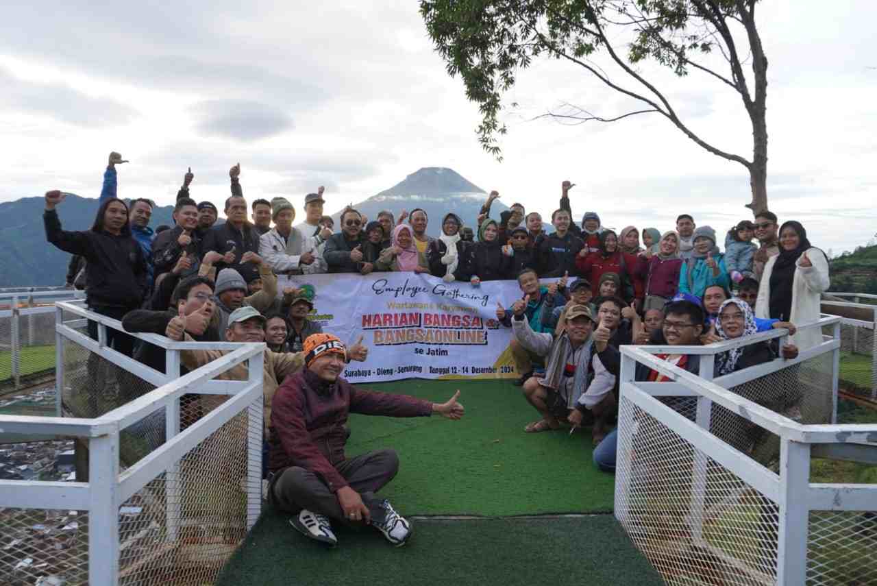 Para wartawan dan karyawan HARIAN BANGSA dan BANGSAONLINE berkunjung ke Taman Langit Dieng Wonosobo Jawa Tengah sebelum Rapat Kerja (Raker) di Hotel Horison Ultima Semarang pada tanggal 12 hingga 14 Desember 2024. Foto: bangsaonline
