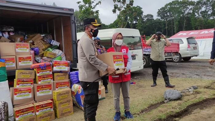 Kapolresta Sidoarjo Kombes Pol Kusumo Wahyu Bintoro menyerahkan bantuan kemanusiaan kepada warga yang terdampak erupsi Gunung Semeru di Lumajang.