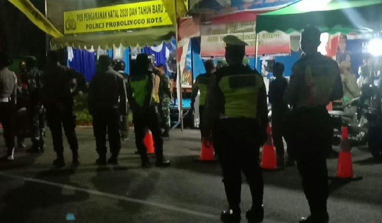 Razai protokol kesehatan di kawasan Alun-alun Kota Probolinggo.
