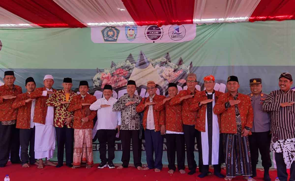 Bupati Situbondo, Karna Suswandi, bersama jajaran FKUB, Kemenag, Muspika Banyuputih dan aparatur Desa Wonorejo dalam giat Tumpeng Sewu.