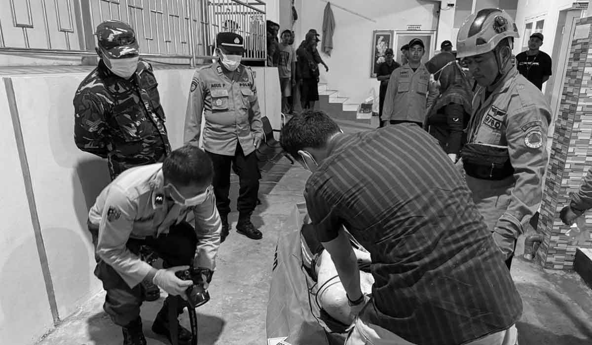 Petugas saat mengevakuasi jenazah pemancing yang sebelumnya dilaporkan hilang di Pantai Peh Pulo Blitar.