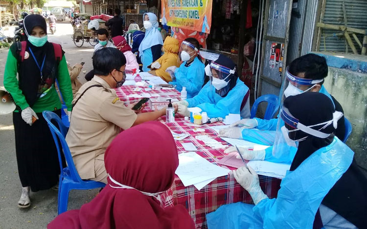 Para pedagang Pasar 17 Agustus saat dilakukan rapid test. 