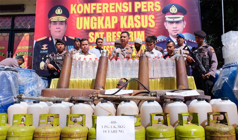 Kapolresta Sidoarjo Kombes Pol Zain Dwi Nugroho saat memimpin memamerkan dua tersangka dan barang bukti yang diamankan.