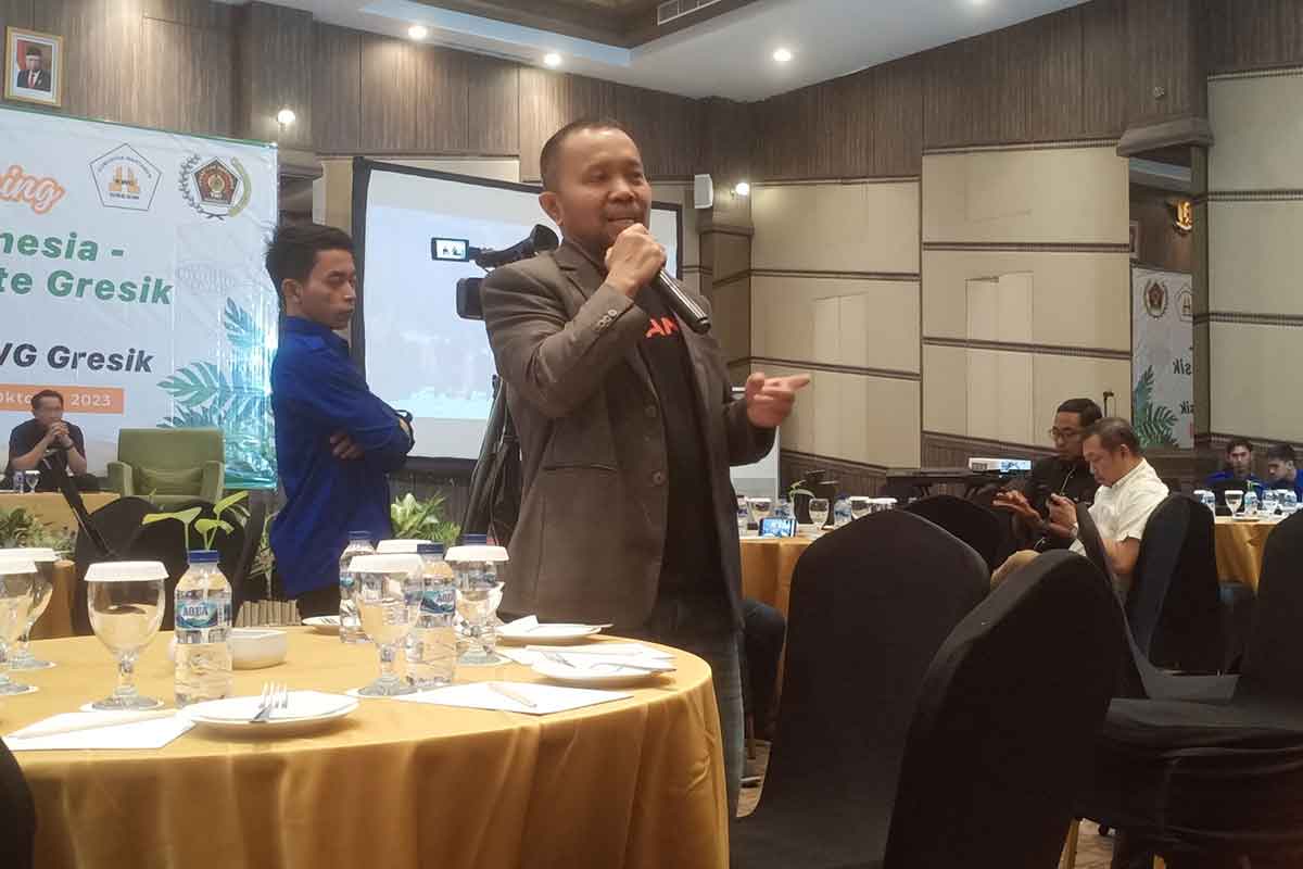 CEO Kapanlagi, Younivers Wenseslaus Manggut saat paparkan teknologi AI di dunia media saat ini. Foto: SYUHUD/BANGSAONLINE.com
