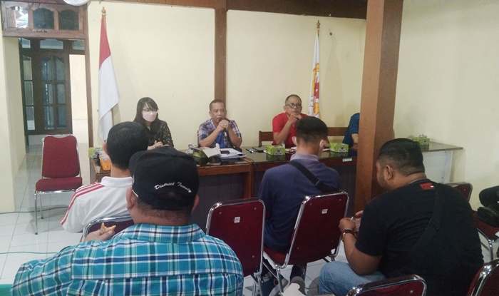 Ketua KONI Ngawi saat menjelaskan di depan para pengurus cabor.