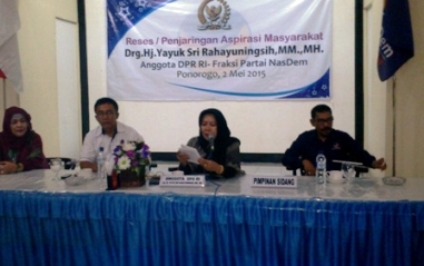 nggota Komisi X DPR RI drg Hj Yayuk Sri Rahayuningsih MM MH ketika menjaring aspirasi warga Ponorogo. Foto: nur prihantoro/BANGSAONLINE