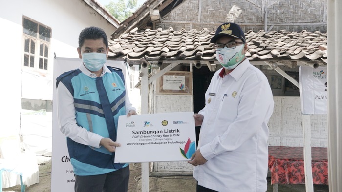 Wakil Bupati Probolinggo Timbul didampingi Senior Manager General Affairs PLN UID Jawa Timur, A Rasyid Naja saat memberikan 200 pasang baru untuk masyarakat tidak mampu.