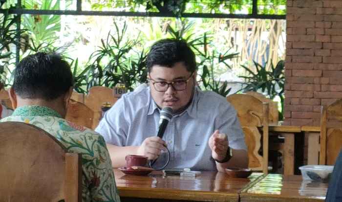 Bupati Kediri Hanindhito Himawan Pramana saat berdialog dengan wartawan. Foto: MUJI HARJITA/ BANGSAONLINE.com 