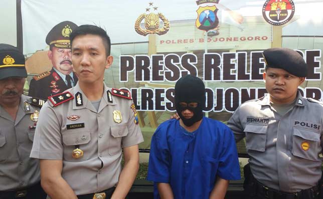 Pelaku ED saat dirilis Wakapolres Bojonegoro, Kompol Andrian di halaman Mapolres setempat Kamis pagi (15/9). foto: EKY NURHADI/ BANGSAONLINE